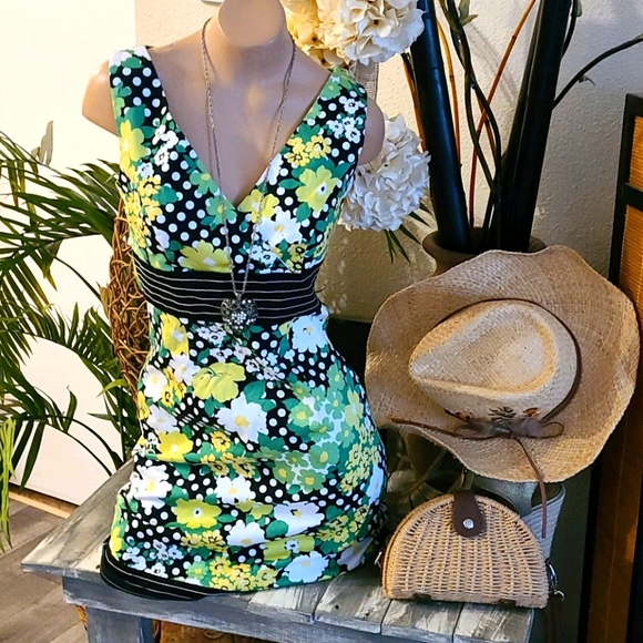 SALE BEAUTIFUL SUMMER MULTI MINI FLORAL DRESS - Picture 1 of 16